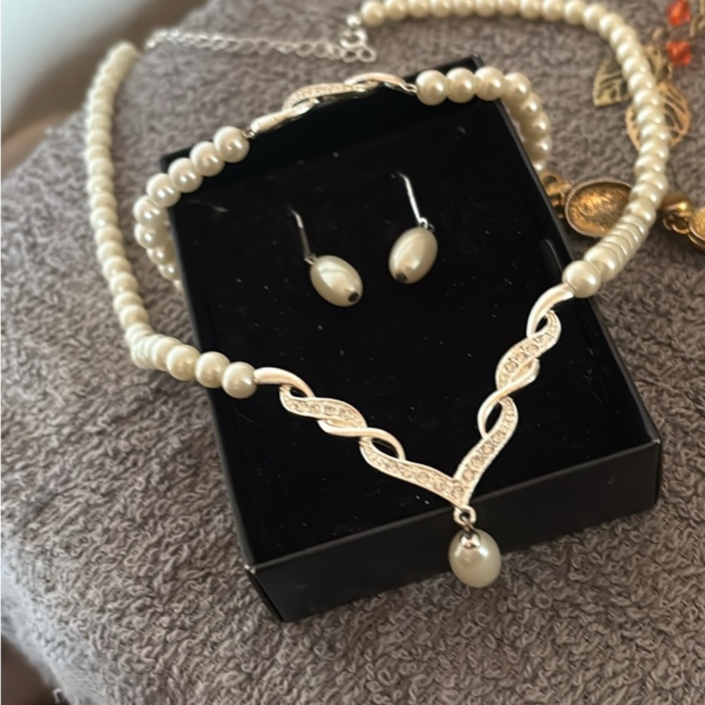 Cream Necklace with Pearls and Iridescent Elements